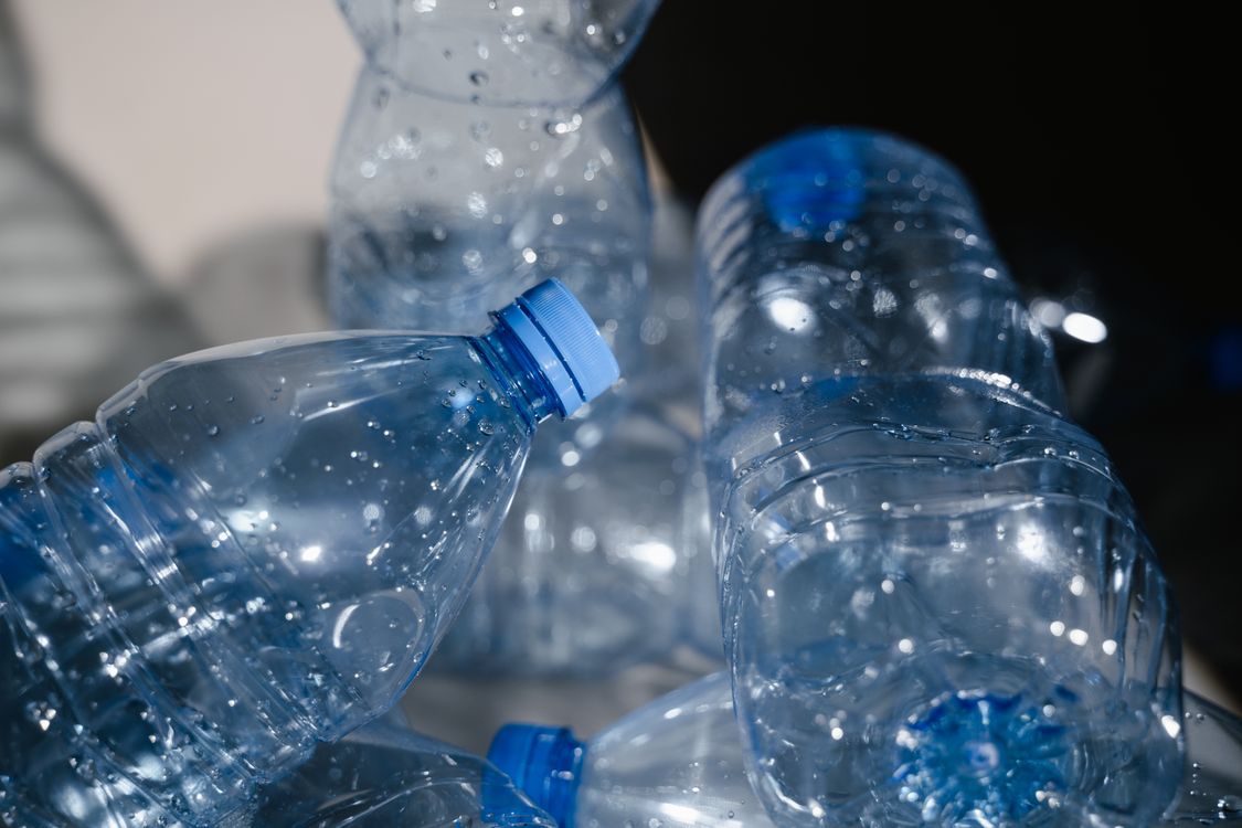 Woda, którą wylewasz przed kontrolą. Skąd się wzięło słynne 100 ml i co się z tym dzieje teraz